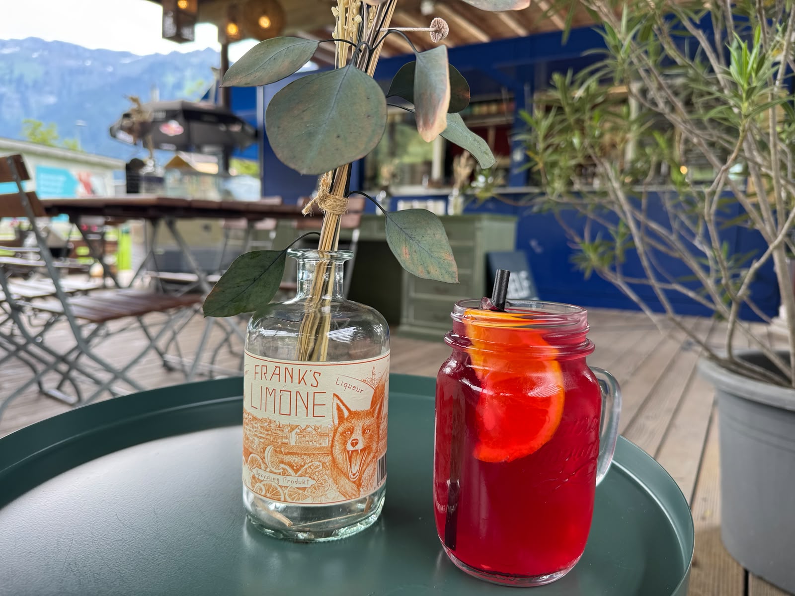 Huusistee – hausgemachter Eistee mit Orangenscheibe im Glaskrug auf der Marina Terrasse