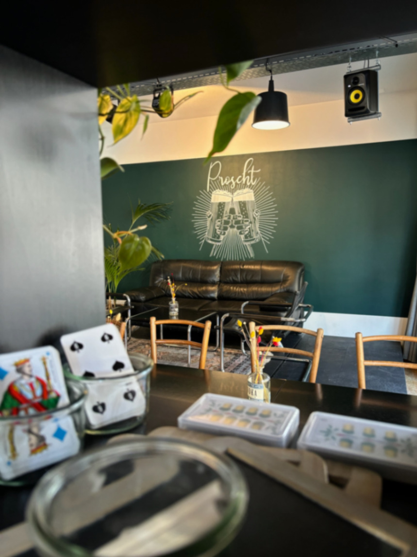 Spieleregal und Lounge im Tivoli