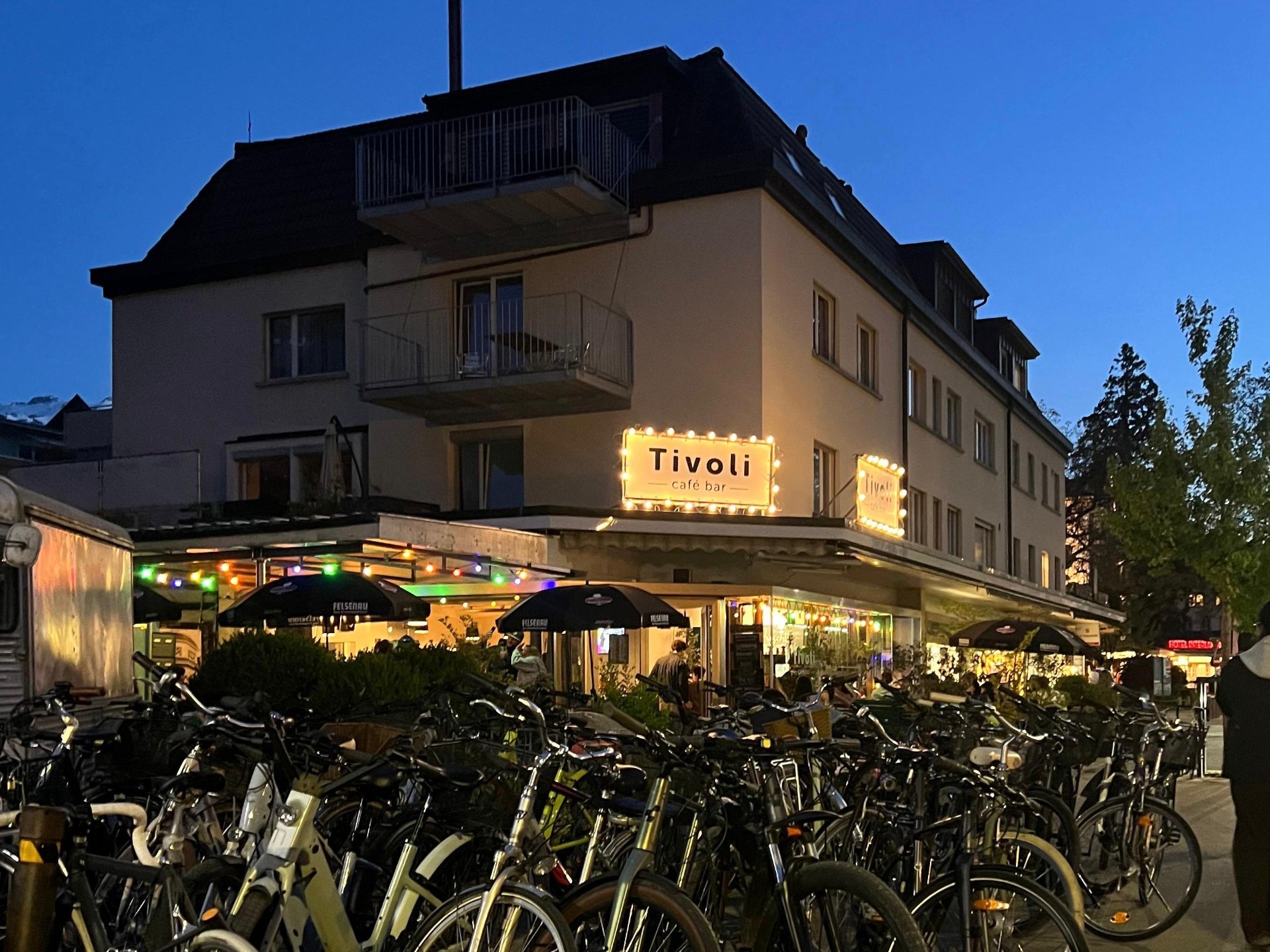 Tivoli Café Bar bei Abenddämmerung mit Lichterketten